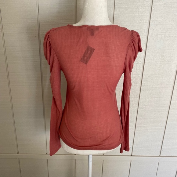 EXPRESS Ruched Puff Sleeve Tee - Picture 2 of 5
